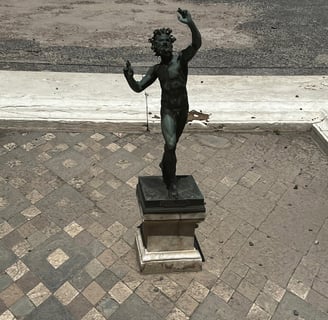 pequena escultura preta simbolizando um fauno