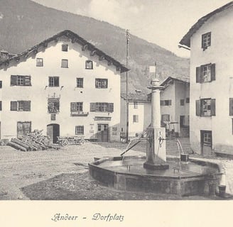 Dorfplatz Andeer mit Weissem Kreuz