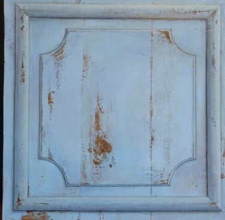 Fausses moulures et matière en trompe-l'oeil, faux bois écaillé, fausse boiserie, faux panneaux bois