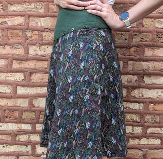Knees length pointed waist skirt