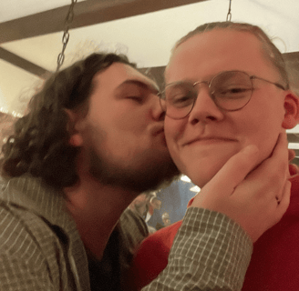Musiker MAJAN küsst Benjamin Freytag