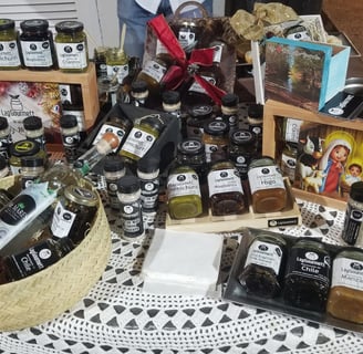 variedad de Productos LagGourmett en una mesa de presentación