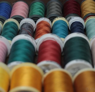 Photos de bobines de fils colorés - - La Nuance du Couac - Tailleuse couturière