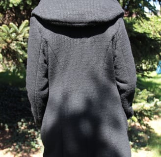 Manteau Nicole. Coupe princesse et large capuche. Dos
