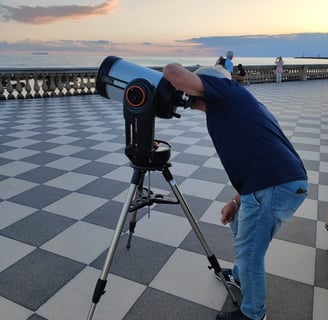 Terrazza Mascagni. Preparazione e istallazione del telescopio prima dell'osservazione pubblica.
