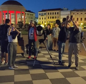 Terrazza Mascagni. Tutti a fotografare il cielo.