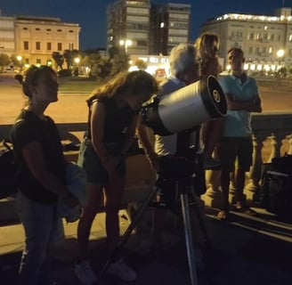 Terrazza Mascagni. Sig.ra per la prima volta osserva Saturno e come tutti ne rimane meravigliatia