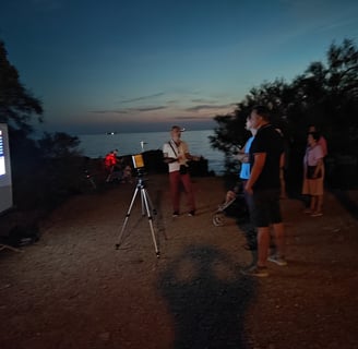 "Tamerici" lungomare livornese. Proiezione in diretta di Giove con conferenza.