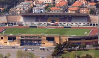 Blick von oben auf das Stadio Armando Picchi in Livorno – Fußball, Hafen und Herzblut