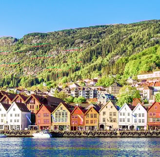 Panoramablick auf Trondheim mit Nidelva-Fluss, Altstadt und farbigen Holzhäusern bei Tageslicht.