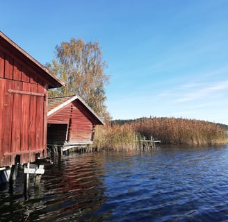 Maison rouge suédoise au bord de l'eau.