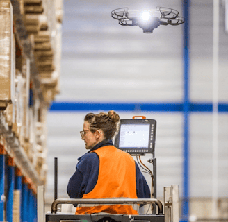 operario almacén de Ikea trabajando junto a un drone