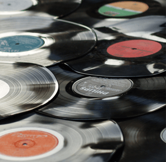 vários discos de vinil espalhados