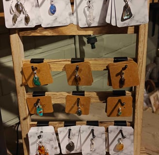 hangers gemaakt van edelstenen