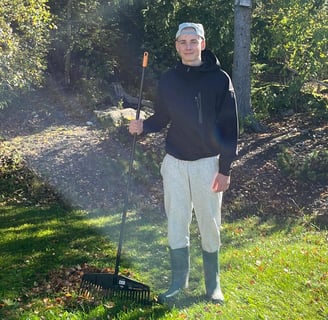 Nuori mies harava oikeassa kädessään