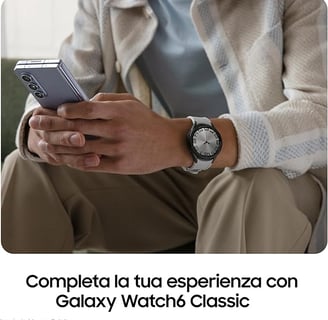 Samsung Galaxy Watch 6 con quadrante elegante e cinturino in pelle, mostrato su un polso.