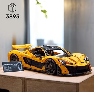 Vista laterale della LEGO Lamborghini, mostrando le linee eleganti e le ruote dettagliate