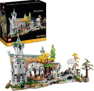 Vista panoramica del set LEGO Gran Burrone, mostrando i giardini e le torri