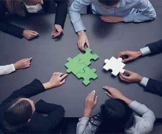 Diversidad de perspectivas durante una sesión de focus group para comprender mejor el mercado objetivo