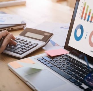 Participante completando una encuesta de satisfacción para evaluar la experiencia del cliente