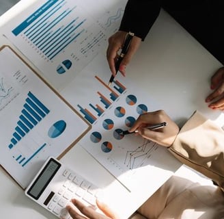 Análisis de datos de estudios de mercado para identificar tendencias y oportunidades de negocio