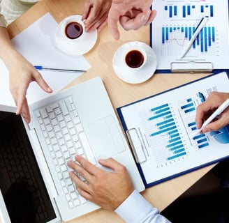 Análisis de datos de estudios de mercado para identificar tendencias y oportunidades de negocio