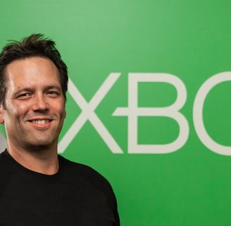 Phil Spencer, CEO da Xbox, na frente da logo da empresa