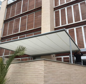 Toldo pérgola en terraza vivienda edificio.