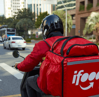 imagem de um motoboy entregador do ifood