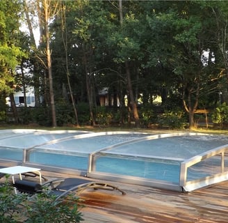 Transparent pooltak som använder solenergi för att värma poolen