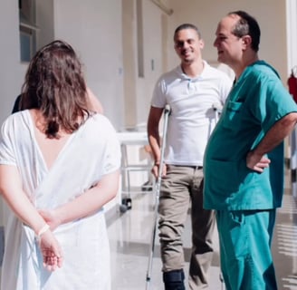 Romulo de Abeu Netto, ginecologista, em visita a família e gestante no hospital