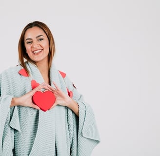 mulher segurando um coração feliz com a sua saúde