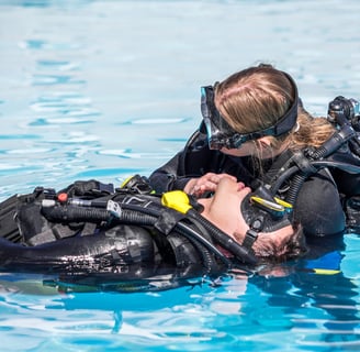 Prácticas del curso de rescate en piscina