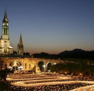Images du sanctuaire de Lourdes pendant la procession des bougies pendant la procession des bougies
