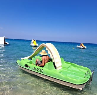 Pédalo à la plage de Lozari