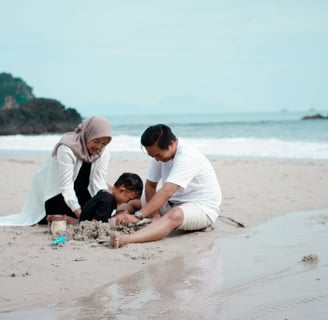 sebuah keluarga hangat bermain pasir pantai