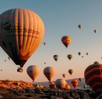 kumpulan balon udara yang sedang berterbangan di langit