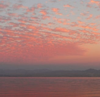 Romanttinen auringonlasku merinäköala rannalta Egyptissä