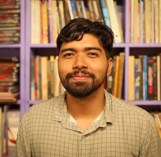 Jean Silva, 34 anos, na biblioteca do Gueto Hub, no bairro do Jurunas.  © Dany Neves