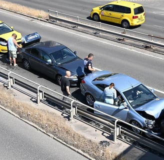 Budapest, 2021. június 14. Tömeges koccanásban és ráfutásban megsérült autók a ferihegyi gyorsforgal