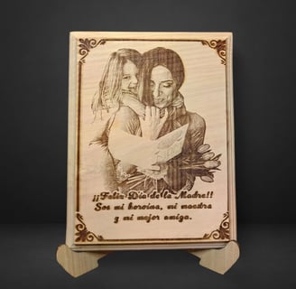 Grabado láser en madera con imagen de madre e hija y mensaje para el Día de la Madre.