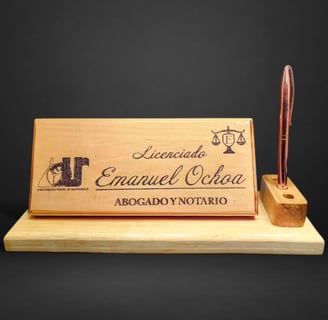 Placa de escritorio personalizada en madera para abogado Emanuel Ochoa, con soporte para bolígrafo.