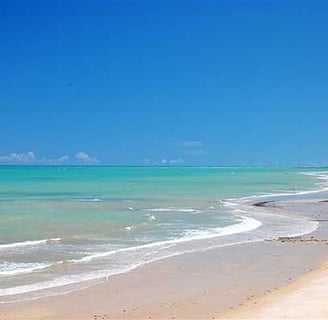 Praia em Cumuruxatiba (BA) é um dos destinos baratos para ir no nordeste brasileiro