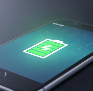 Smartphone moderno com ícone de bateria verde e cheio na tela, simbolizando carga total e longa auto