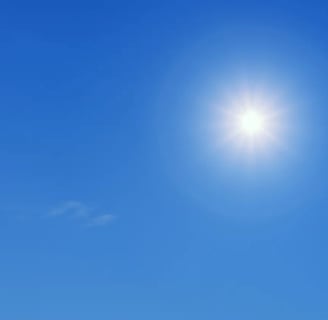 Soleil éclatant dans un ciel bleu dégagé, typique d’un balcon en plein soleil l’été.