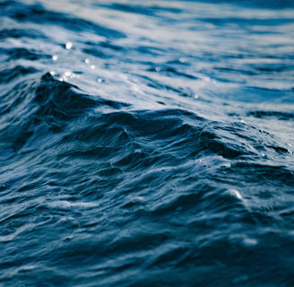 Mare blu calmo e profondo, simbolo visivo di introspezione, consapevolezza e profondità interiore