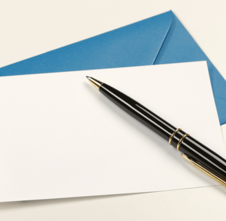 carta da lettera con busta e penna come simbolo di rimaniamo in contatto