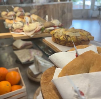 Focacce e panini serviti per gli aperitivi del bar Camillo Caffè a Santena