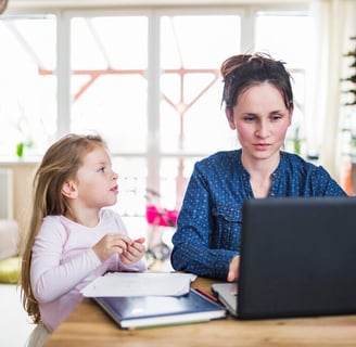 madre aprendiendo sobre ciberacoso