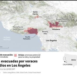 Mapa de Los Ángeles, California, mostrando las órdenes de evacuación y los avisos de incendios, al 1